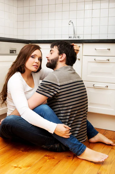 Romantisch koppel knuffelen in de keuken. — Stockfoto