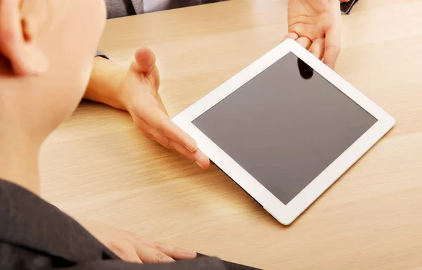 Encontro de negócios homem mostrando algo no tablet — Fotografia de Stock