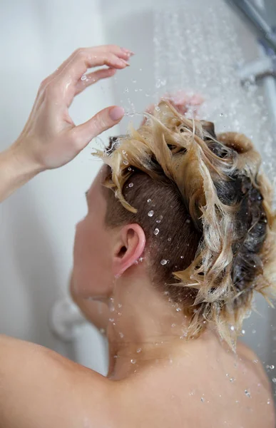 Bella donna nuda lavarsi i capelli mentre si fa la doccia . — Foto Stock