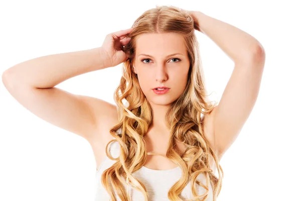 Schöne junge Frau mit wunderschöner Frisur. — Stockfoto