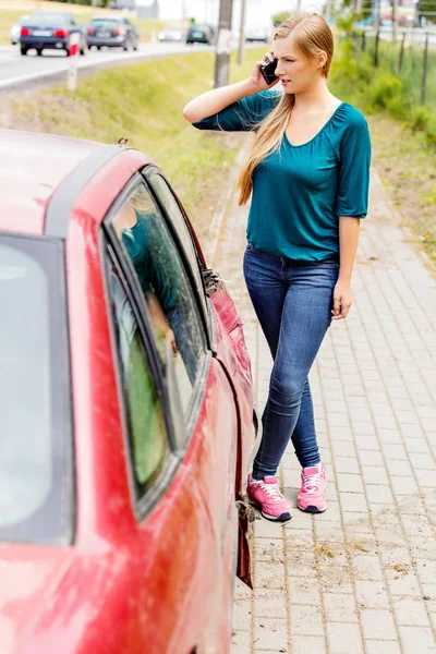 Kobieta, wybierania jej telefon po wypadku samochodowym — Zdjęcie stockowe