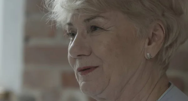 Close up of smiling elderly woman talking — Stock Photo, Image