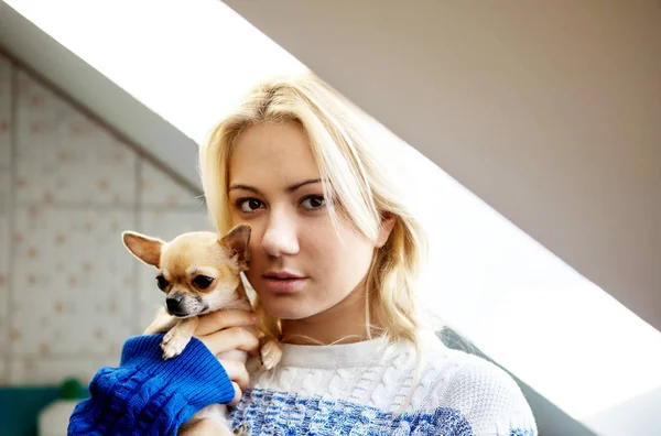 Jovem mulher com cão de estimação — Fotografia de Stock