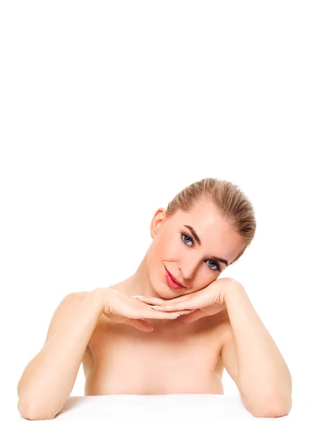 Krásný model dívka s dokonalou čerstvé čisté kůže. Koncept péče o mládež a kůže. — Stock fotografie