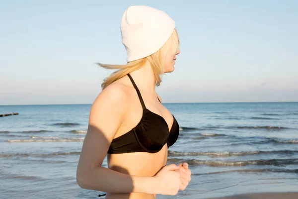 Giovane donna preapering per il ghiaccio nuoto — Foto Stock