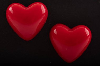 Siyah arka plan üzerine iki kırmızı kalp