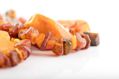 Baltık Denizi'nin kıyısında gelen ham amber