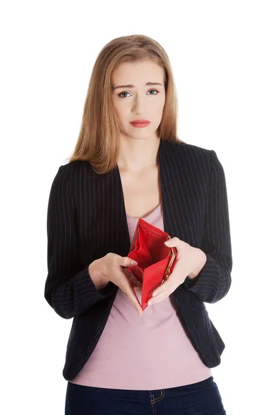 Hermosa mujer de negocios caucásica comprobando su cartera roja vacía . —  Fotos de Stock