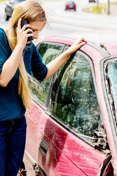 Mulher discando seu telefone após acidente de carro — Fotografia de Stock
