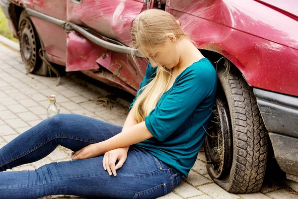 Upset driver woman in front of automobile crash car. — Stock Photo, Image