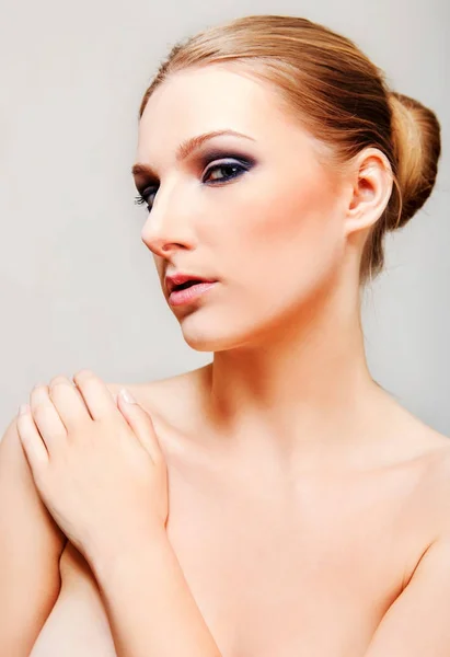 Attraktive blonde Frau oben ohne mit dunklem Augen-Make-up — Stockfoto