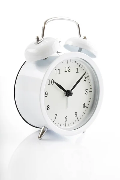 Relógio de alarme branco mostra 7 após 10 — Fotografia de Stock