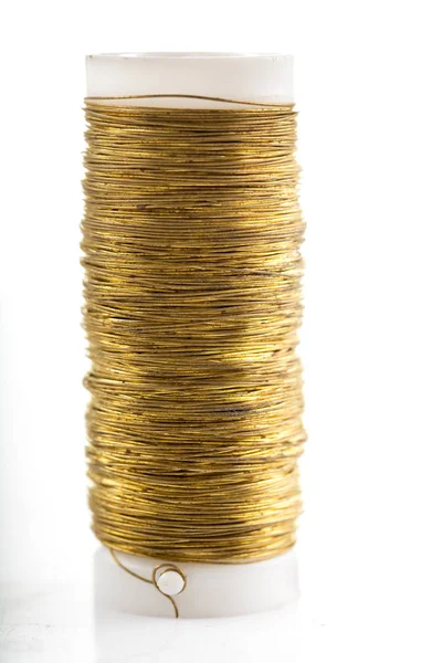 Carretel com fio de cobre sobre um fundo branco — Fotografia de Stock