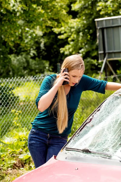 Vrouw bellen met haar telefoon na auto-ongeluk — Stockfoto