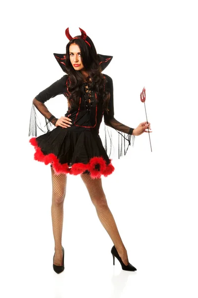 Kvinna som bär djävulen kläder håller trident — Stockfoto