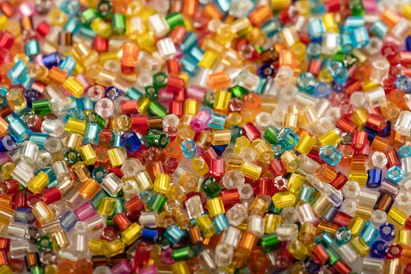 Фон из разноцветных пластиковых бусин — стоковое фото