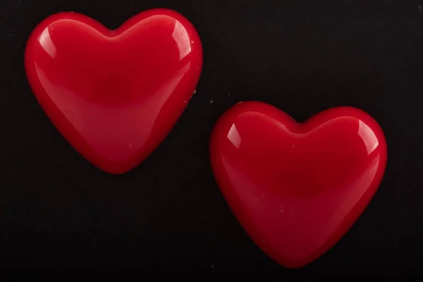 Due rossi cuore su sfondo nero — Foto Stock