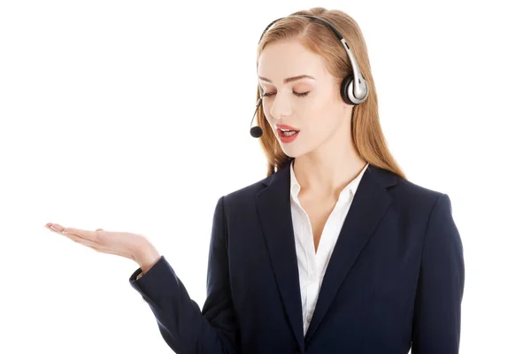 Mulher de negócios causual bonita no call center está apontando no espaço de cópia . — Fotografia de Stock