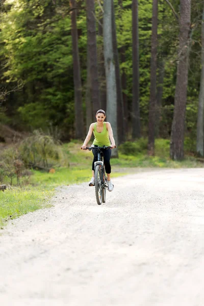 A garota anda de bicicleta no parque. — Fotografia de Stock