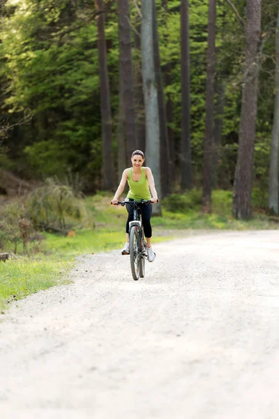 La fille fait du vélo dans le parc . — Photo