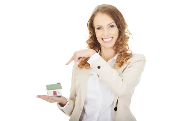 Femme d'affaires pointant sur une maison modèle . — Photo