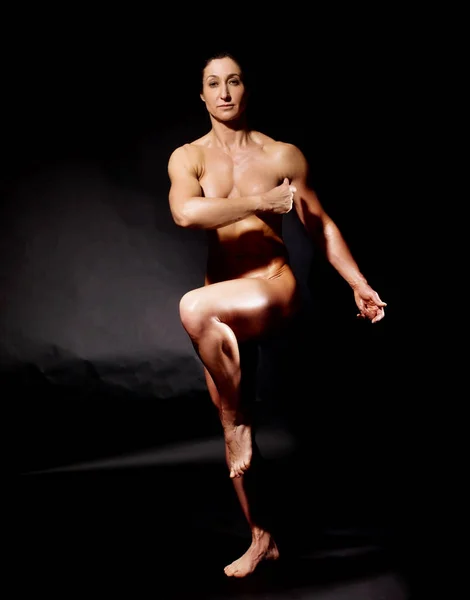 М'язистий культурист жінка показує її м'язи . — стокове фото