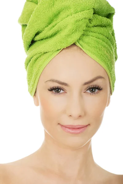 Mujer de belleza con toalla de turbante . — Foto de Stock