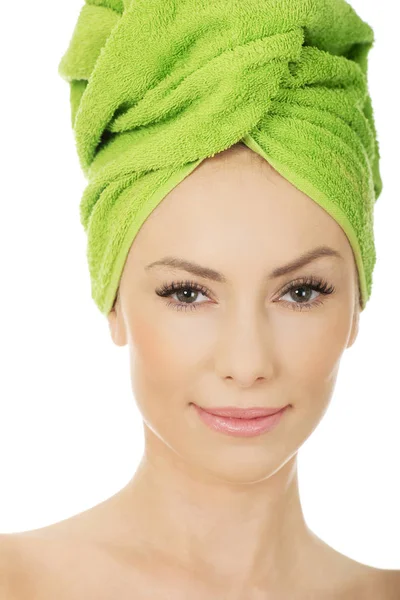 Mulher de beleza com toalha de turbante . — Fotografia de Stock