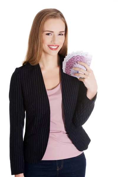 Vackra kaukasiska affärskvinna som innehar euro-valutan. — Stockfoto