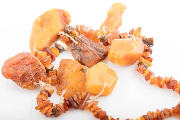 Baltık Denizi'nin kıyısında gelen ham amber