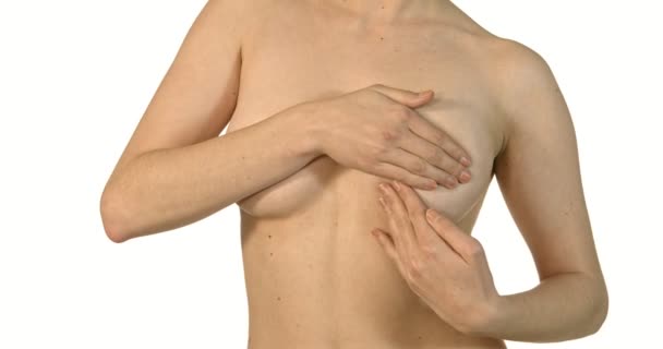 Närbild av ung skjorta kvinna undersöker hennes bröst. — Stockvideo