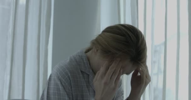젊은 여성 공동에 통증을. — 비디오