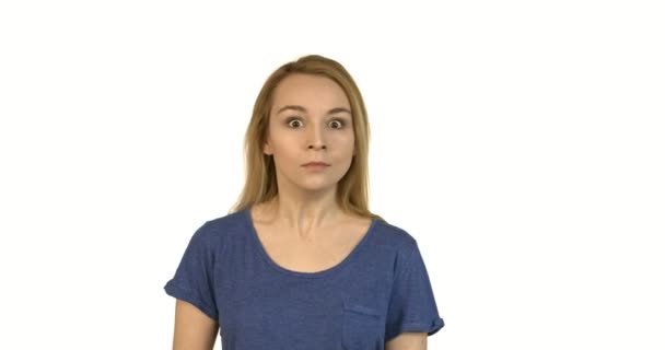 Šokovaná mladá žena jí ucpal ústa. — Stock video
