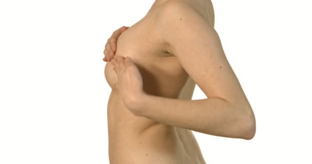 Detailní záběr mladé ženy bez trička zkoumá její prsa. — Stock video