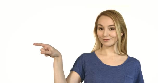Улыбающаяся деловая женщина, указывающая пальцем на пространство для копирования. — стоковое видео