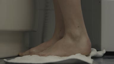 Kadın 1küvet yürüme mesafesinde. Yürüyerek yakın çekim.