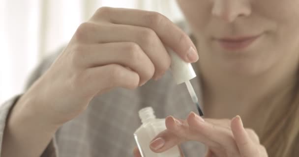Mulher bonita pinting suas unhas com laca — Vídeo de Stock