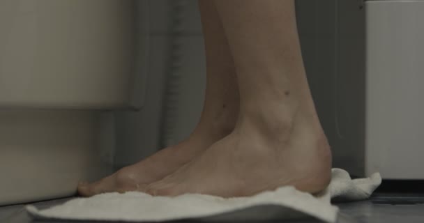 女性は、バスタブに歩きます。足のクローズ アップ. — ストック動画