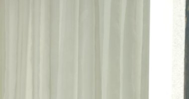 Güzel kadın evde cep telefonunuzun söz.