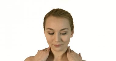 Ağır çekimde yüzündeki pürüzsüz bir cilt için güzellik Cilt Bakımı kavram dokunmadan güzel sağlıklı kadın.