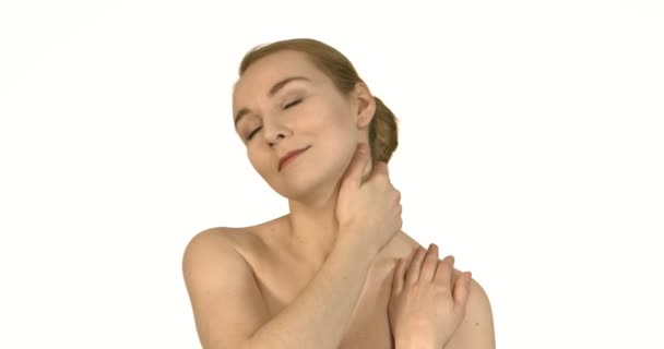 Belle femme en bonne santé touchant la peau lisse sur le visage au ralenti pour beauté concept de soins de la peau . — Video