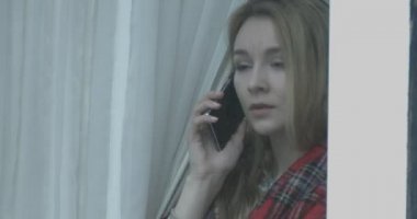 Güzel kadın evde cep telefonunuzun söz.