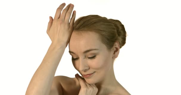 Mooie gezonde vrouw aanraken van gladde huid op gezicht in slow motion voor schoonheid skincare concept. — Stockvideo