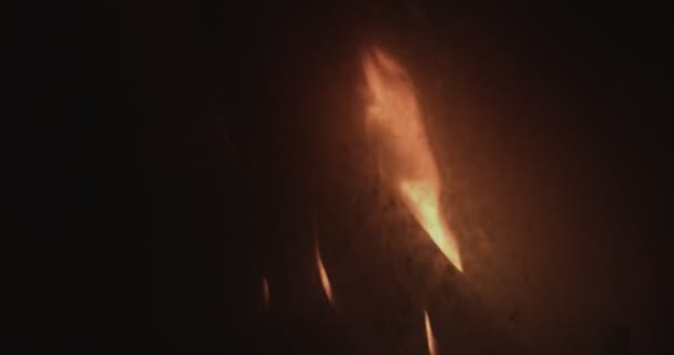 Feuer im Kamin durch ein schmutziges Glas — Stockvideo