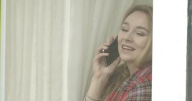 Güzel kadın evde cep telefonunuzun söz.