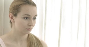 Güzel genç bayan evde kahve içiyor..