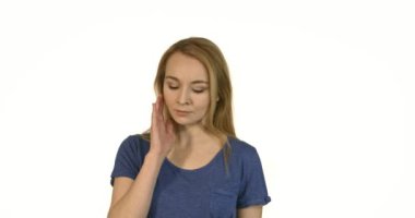 Genç kadın kaldırılma baş ağrısı.