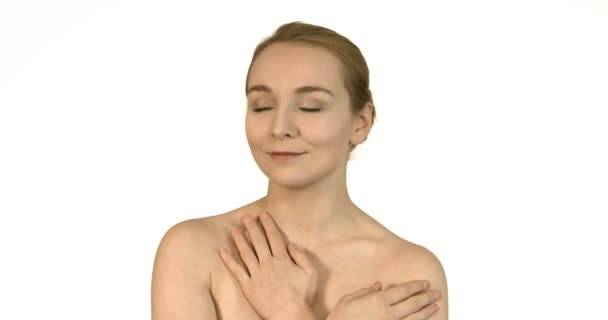 Vackra friska kvinnan röra slät hud på ansikte i slowmotion för skönhet hudvård koncept. — Stockvideo