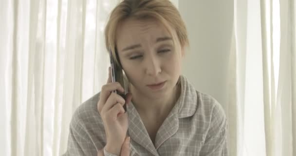 Hermosa mujer hablando por teléfono celular en casa . — Vídeos de Stock