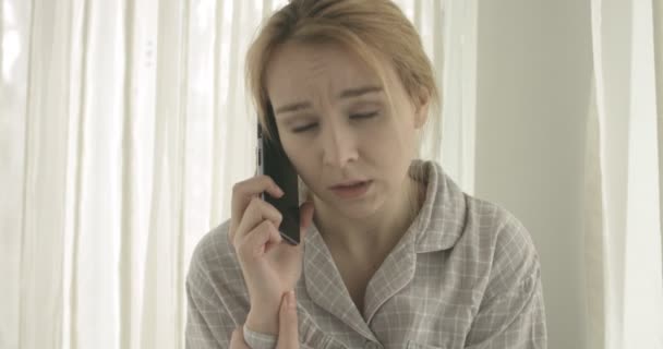 Hermosa mujer hablando por teléfono celular en casa . — Vídeo de stock